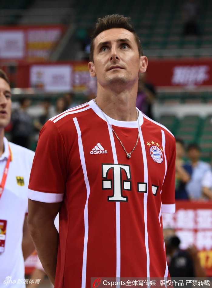 世界杯传奇“K神”跨界助阵斯坦科维奇杯 为男篮中德战开球 在包厢内,面对球迷的签名请求,克洛泽俯身耐心满足,他嘴角扬起温柔的微笑,展现出这位超级巨星场下平易近人的谦逊品格。