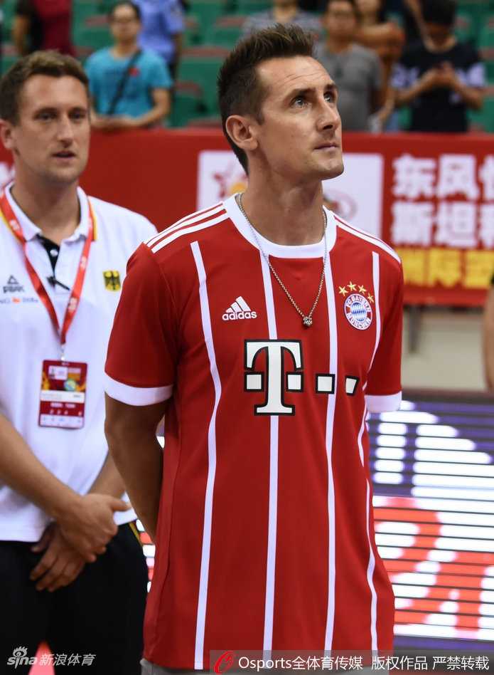 世界杯传奇“K神”跨界助阵斯坦科维奇杯 为男篮中德战开球 克洛泽在看台上专注地观看篮球比赛,他双手轻握置于膝上,侧脸的线条依然刚毅,眼神随着球场的攻防转换而移动,完全沉浸在比赛的紧张氛围中。