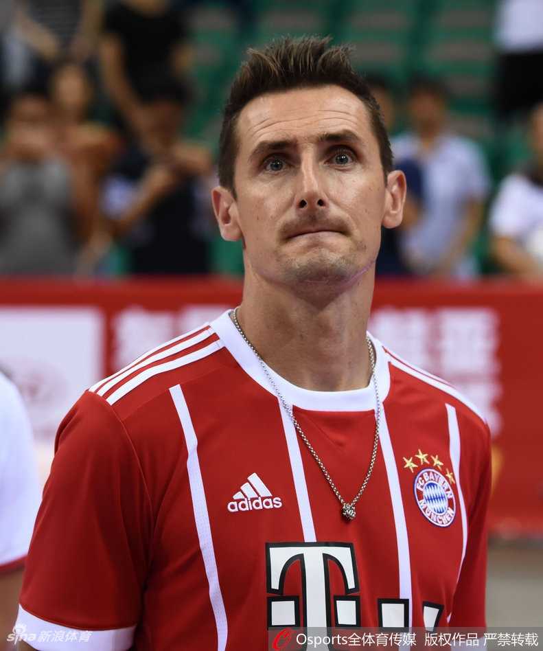 世界杯传奇“K神”跨界助阵斯坦科维奇杯 为男篮中德战开球 克洛泽与中国男篮队员在场边互动交流,他高大的身影在篮球运动员身边也不显矮小,手势比划着仿佛在讨论刚才的某个精彩进球。