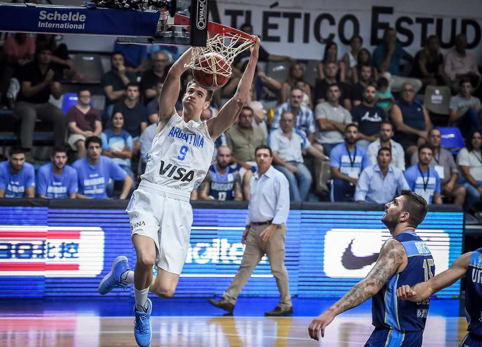 阿根廷老将斯科拉在比赛中神情专注，他持球面对乌拉圭队员的贴身防守，肌肉线条紧绷，仿佛一尊不屈的战神雕像。