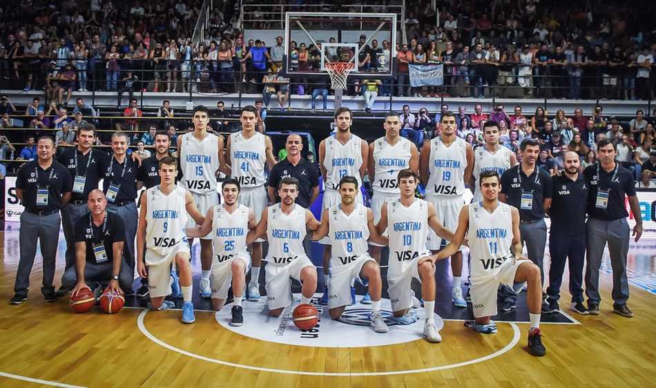 赛后斯科拉神情落寞地走向球员通道，汗水浸透了球衣，背影写满了不甘，但他紧握的双拳预示着下一次交锋必将卷土重来。