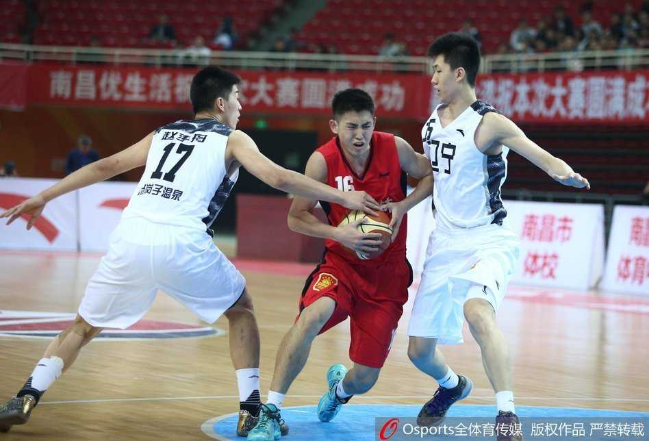 辽宁队流畅配合后完成上篮，赵继伟、李晓旭等人迅速退回半场布防