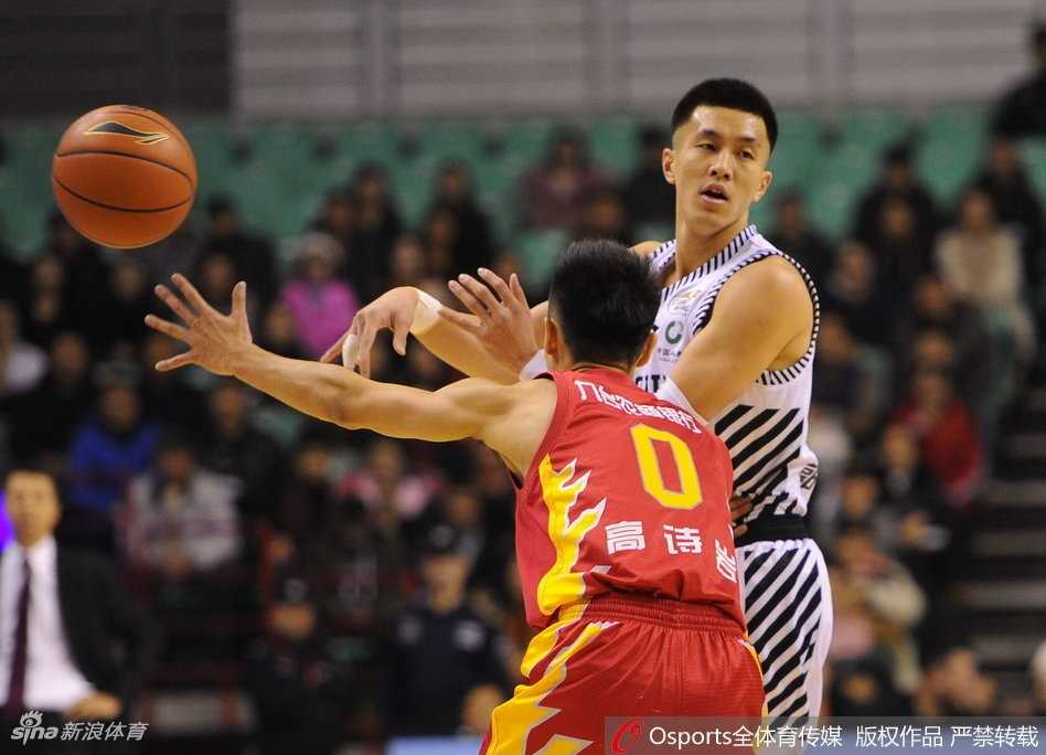 东北德比辽篮击退吉林 郭艾伦率队重返积分榜首 兰德里在辽宁队的禁区腹地强起上篮,尽管身边有韩德君的长臂干扰,他依然在空中巧妙地调整手感,将球送入篮筐。