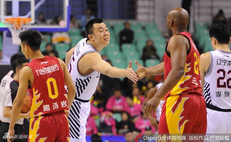 东北德比辽篮击退吉林 郭艾伦率队重返积分榜首 赛后,辽宁队的球员们聚在一起,郭艾伦与韩德君击掌相庆,他们的脸上洋溢着胜利的喜悦,身后的计时器记录着116比108的最终比分。