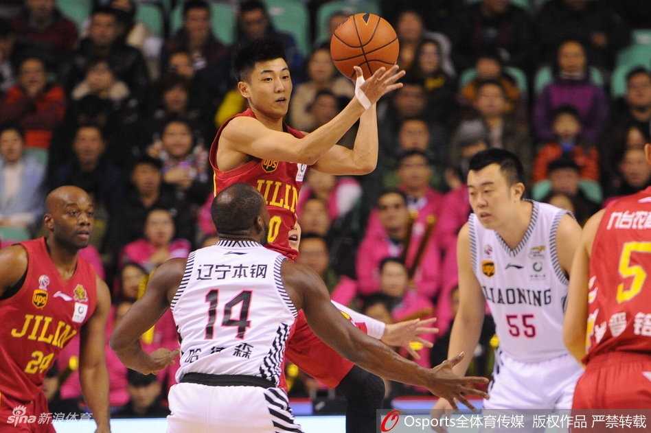 东北德比辽篮击退吉林 郭艾伦率队重返积分榜首 哈德森外线持球,面对防守人干拔而起,篮球在空中划出一道美丽的弧线,直钻网心,这是他本场招牌式的三分打击。