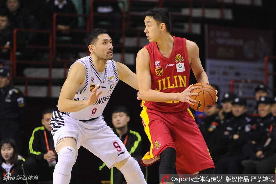 东北德比辽篮击退吉林 郭艾伦率队重返积分榜首 巴斯在与兰德里的直接对话中毫不畏惧,他用强壮的身体顶开防守,在对手的头顶完成一记势大力沉的暴扣。