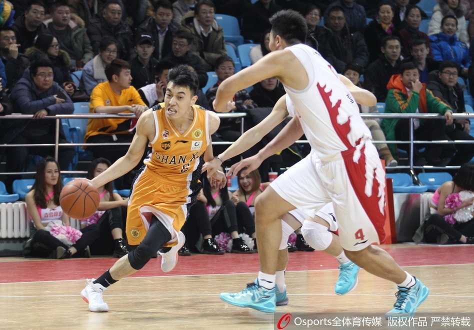 东北虎主场一分惜败,山西惊险带走胜利 吉林队内线悍将兰德里在山西队防守队员的干扰下,强硬上篮,身体在空中完全舒展,展现出极强的核心力量