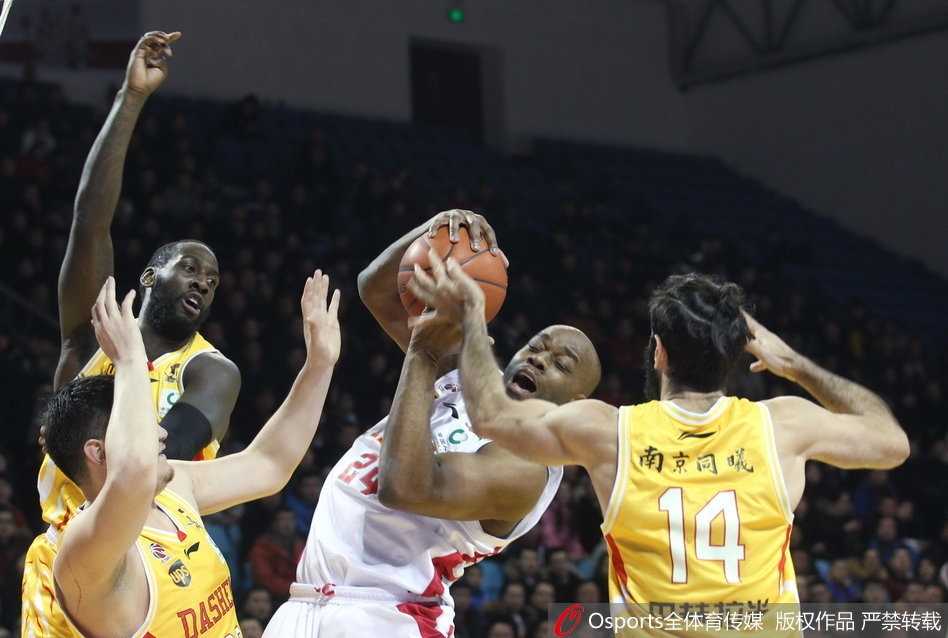 吉林队外援兰德里高高跃起，在对抗中艰难出手，尽管身披对手严防死守，他依然是本队最可靠的得分尖兵。