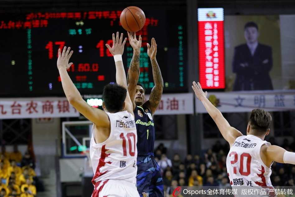 东北虎主场难敌华南虎,广东宏远客场大胜吉林迎三连胜 广东外援尼克尔森接到易建联妙传,面对空篮轻松完成双手暴扣,展现了广东队行云流水的团队配合