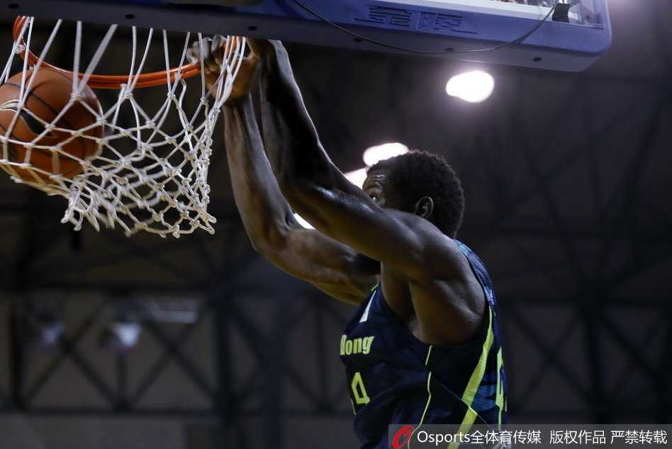 东北虎主场难敌华南虎,广东宏远客场大胜吉林迎三连胜 广东外援杰克逊运球突破吉林队的严密防线,在对抗中巧妙分球给切入的队友,展现出出色的赛场视野