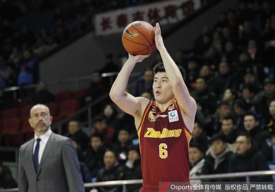 东北虎主场难敌浙江群狼,韦弗38分难救主五连败阴霾笼罩 韦弗面对防守者急停跳投,皮球在空中划出优美弧线,这一刻他是球队唯一的依靠,每一次得分都显得尤为珍贵。