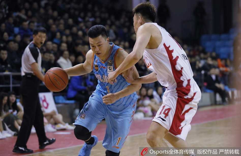 新疆队西热力江投中三分后，自信地扬起手臂庆祝，脸上洋溢着激情，仿佛在告诉所有人这就是新疆队的回应。