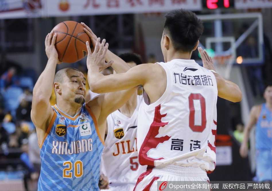 吉林队外援韦弗迎着防守人，高高跃起干拔三分，篮球在空中划出一道美丽的弧线，现场球迷的目光也随之凝聚。