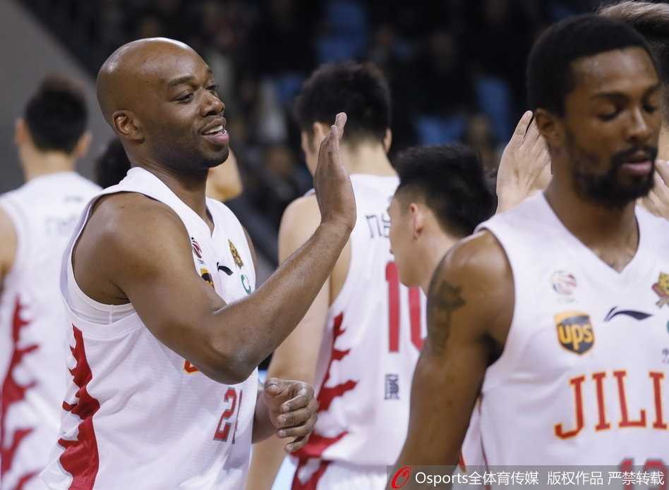 新疆队李根背身单打吉林防守球员，利用强壮的身体优势硬凿内线，对手只能全力顶防，场面充满力量感。