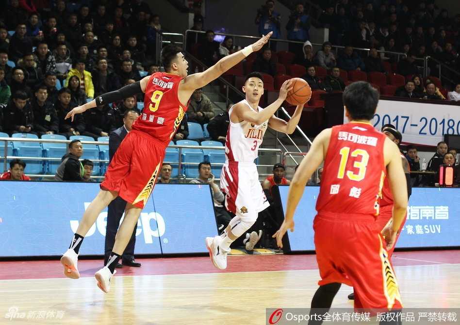 东北虎主场饮恨吞八连败 深圳烈豹客场凯歌奏 吉林队前锋张彪在低位背身单打,他利用一个逼真的假动作晃开防守,随即后仰跳投,篮球在空中划出一道优美的弧线。