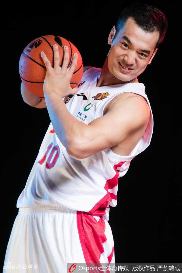 东北虎另类“虎威”:吉林男篮写真花絮比球赛更吸睛 他对着镜头伸出了舌头,脸上洋溢着孩子般天真无邪的坏笑,仿佛刚刚成功搞了一个恶作剧,正准备庆祝胜利。