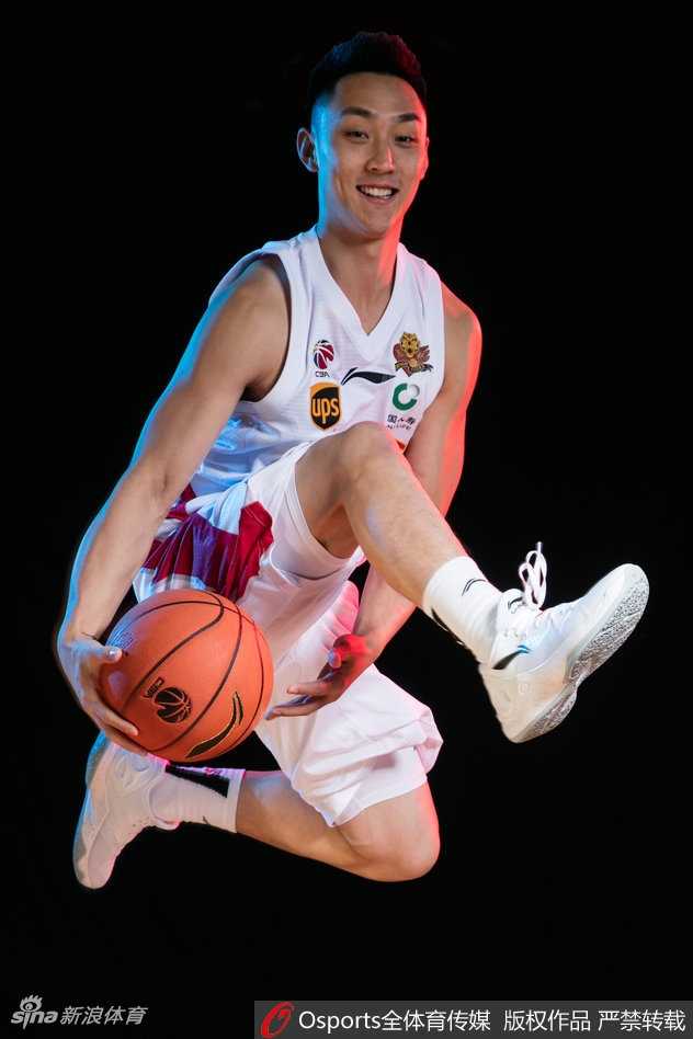 东北虎另类“虎威”:吉林男篮写真花絮比球赛更吸睛 照片中这位球员表情夸张到了极点,他张大嘴巴仿佛能塞进一个篮球,搞怪的表情让人忍俊不禁,仿佛在无声地呐喊,将赛场上的激情用喜剧的方式完美诠释。