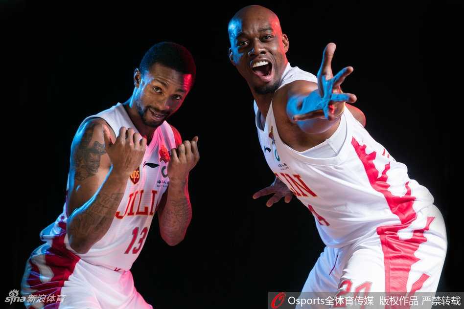 东北虎另类“虎威”:吉林男篮写真花絮比球赛更吸睛 他做出了一个夸张到变形的鬼脸,五官仿佛都在用力,似乎要把所有的烦恼都通过这个表情释放出去,显得无厘头又可爱。