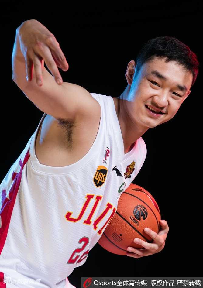 东北虎另类“虎威”:吉林男篮写真花絮比球赛更吸睛 面对镜头,这位球员不再满足于常规姿势,直接使出了江湖失传已久的歪头杀,加上那迷离的眼神,看起来像是刚睡醒就被抓来拍照。