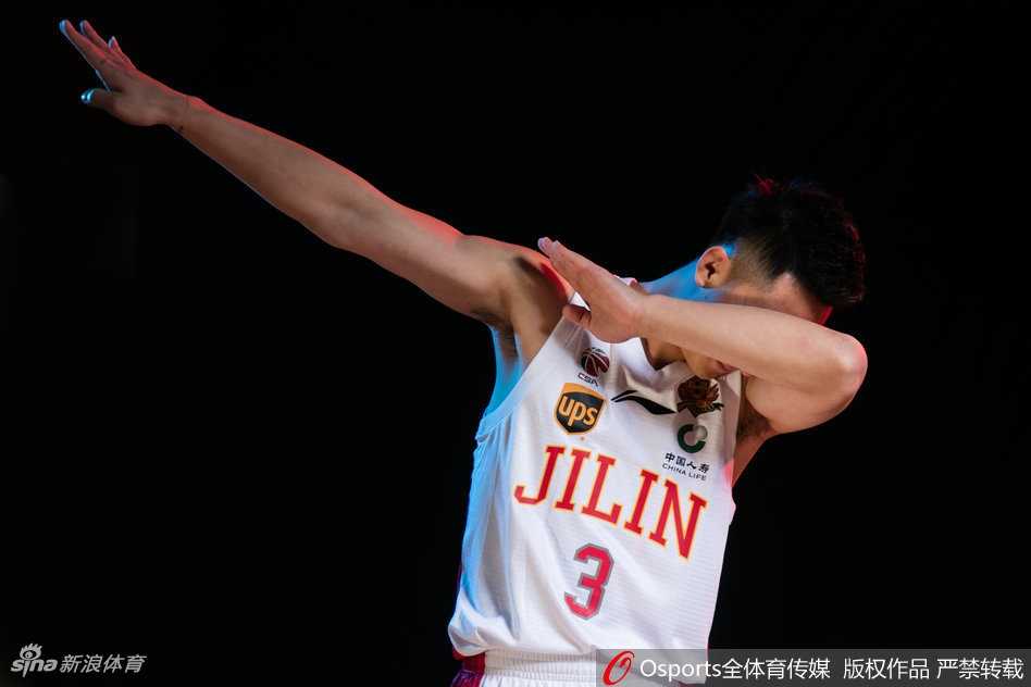 东北虎另类“虎威”:吉林男篮写真花絮比球赛更吸睛 只见他手指摆出奇特造型,双眼用力向中间对拢,成功地变成了滑稽的斗鸡眼,配合上那副一本正经的表情,喜剧效果瞬间拉满。