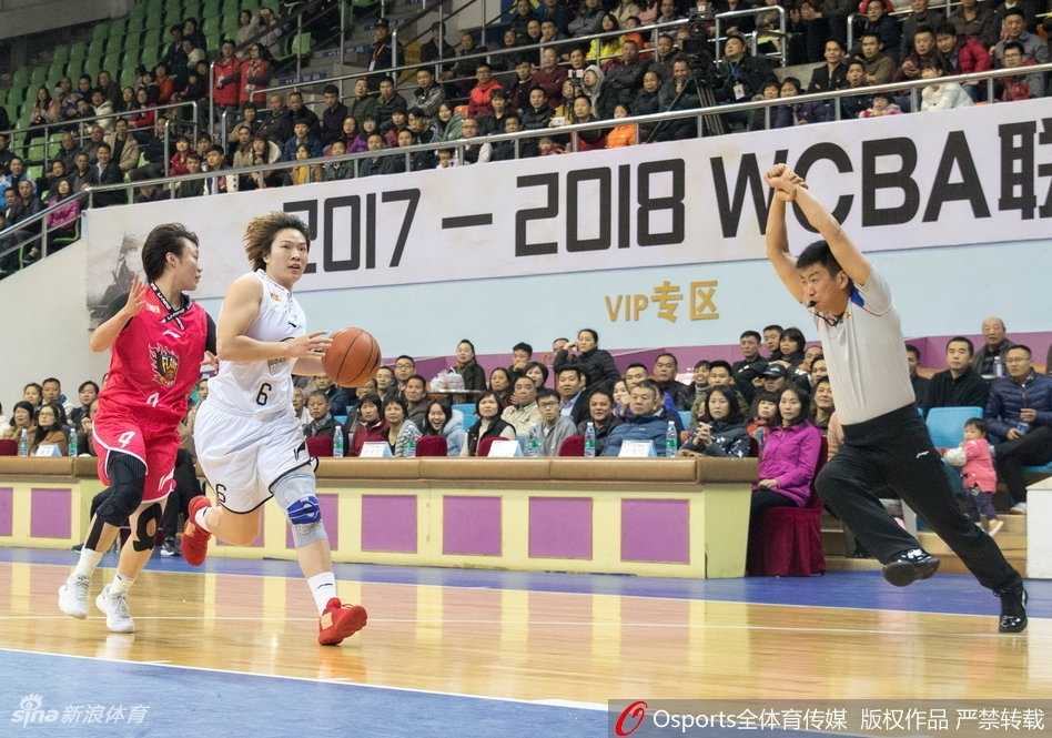 两分惜败!WCBA第15轮广东女篮主场憾负山西 广东队后卫犹如利刃出鞘,持球加速强行突破山西队的严密防线,瞬间点燃主场球迷的热情