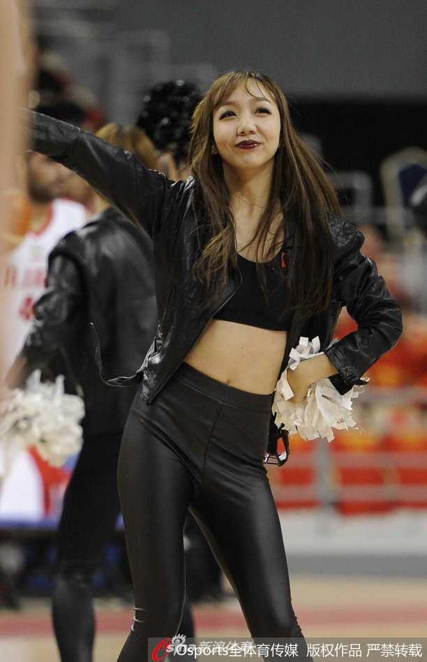 中伊男篮对抗赛上的靓丽风景线:篮球宝贝热舞燃爆全场 表演进入高潮部分,篮球宝贝们集体秀出高难度的托举动作,展现了团队极佳的协作能力和专业素养,引发全场惊呼。