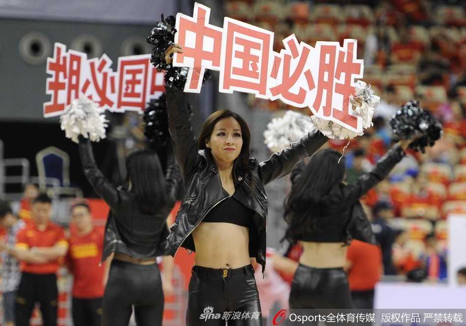 中伊男篮对抗赛上的靓丽风景线:篮球宝贝热舞燃爆全场 镜头捕捉到一位笑容甜美的篮球宝贝的特写,她白皙的皮肤和完美的颜值在赛场灯光下格外抢眼,被称为篮球场上的颜值担当。