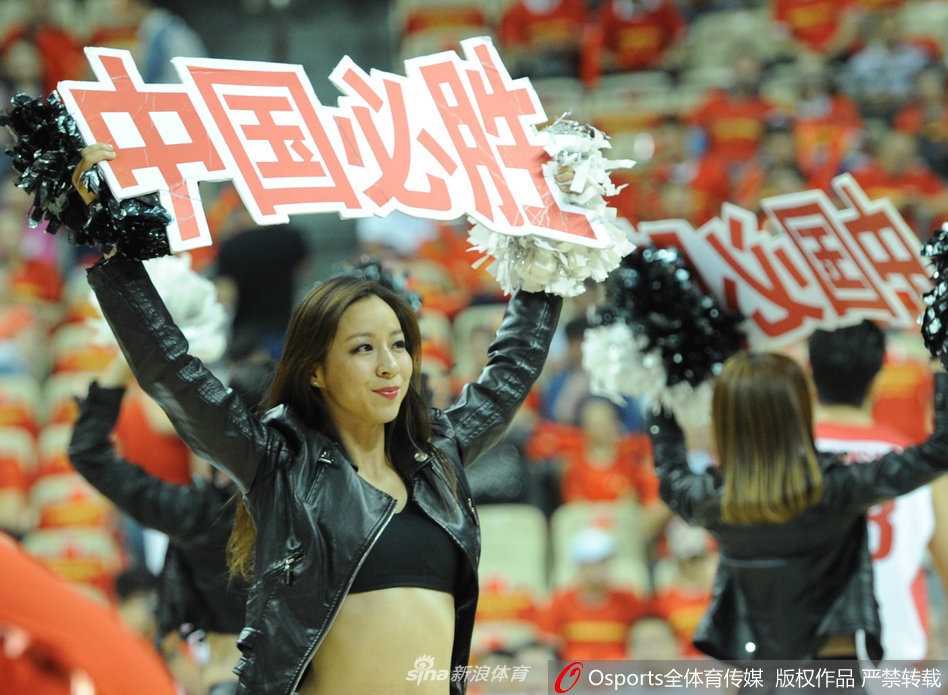中伊男篮对抗赛上的靓丽风景线:篮球宝贝热舞燃爆全场 在赛场中央,多名篮球宝贝排成整齐的队形,她们配合默契,动作整齐划一,修长的美腿和充满节奏感的舞步让人目不转睛。