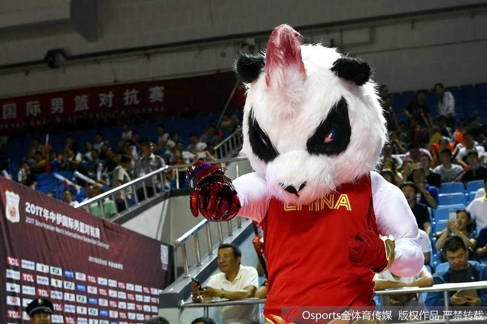 中伊男篮对抗赛吉祥物成场边明星 红队逆转伊朗激情上演 吉祥物做出搞怪的庆祝动作,双手抱头假装惊讶,逗得前排的小球迷开怀大笑。