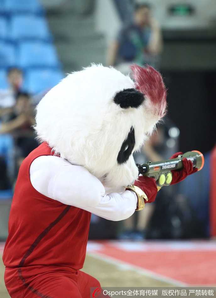 中伊男篮对抗赛吉祥物成场边明星 红队逆转伊朗激情上演 吉祥物背对镜头,双手叉腰看着大屏幕上的比分,背影里既有比赛的紧张感,也有守护主队胜利的满足感。