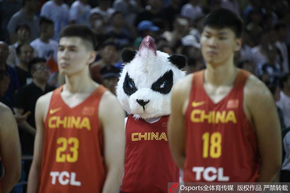 中伊男篮对抗赛吉祥物成场边明星 红队逆转伊朗激情上演 吉祥物在终场哨响后冲入场内,模仿球员庆祝胜利,它高举双臂指向天空,将喜悦传递给每一位观众。