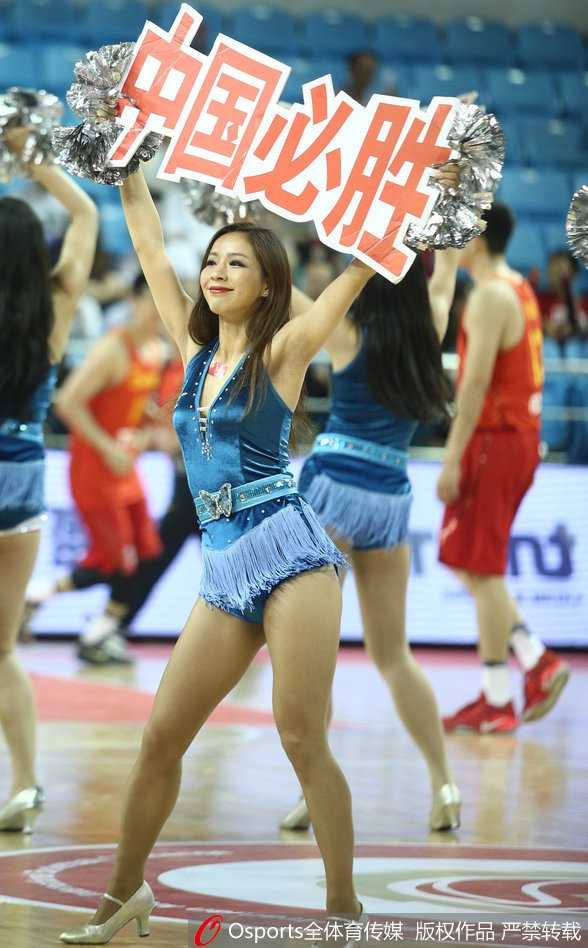 中伊男篮对抗赛:篮球宝贝燃动赛场,红队上演激情逆转 随着劲爆的音乐炸响,篮球宝贝们甩动长发,展现出极具力量感的舞蹈动作,现场的氛围被这股青春的活力推向了最高潮。