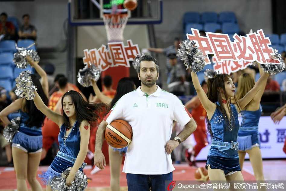 中伊男篮对抗赛:篮球宝贝燃动赛场,红队上演激情逆转 聚光灯下,篮球宝贝们扎着利落的马尾,随着动感节拍扬起自信的笑脸,整齐划一的舞步瞬间引爆全场热情。