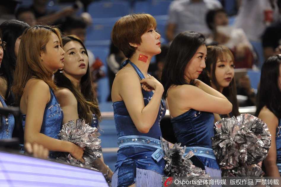 中伊男篮对抗赛:篮球宝贝燃动赛场,红队上演激情逆转 宝贝们身着红白相间的动感队服,侧身凝视镜头,嘴角带着一抹甜美的微笑,修长的身影在球场地板的映衬下格外迷人。