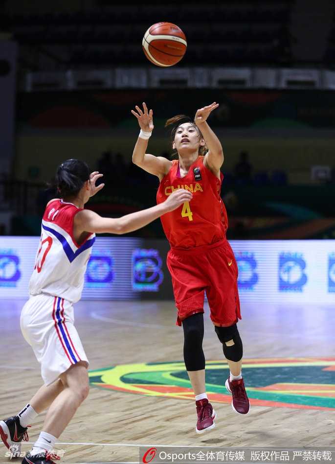 中国女篮亚洲杯前奏:黄金一代的锋芒初露 李月汝利用庞大的身躯卡住防守位置,在人群中将篮板球稳稳收入囊中,宛如禁区守护神。
