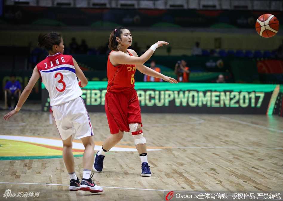 中国女篮亚洲杯前奏:黄金一代的锋芒初露 黄红玭背身单打,利用娴熟的脚步晃开防守,在对抗中觅得出手空间,展现出老将的从容。