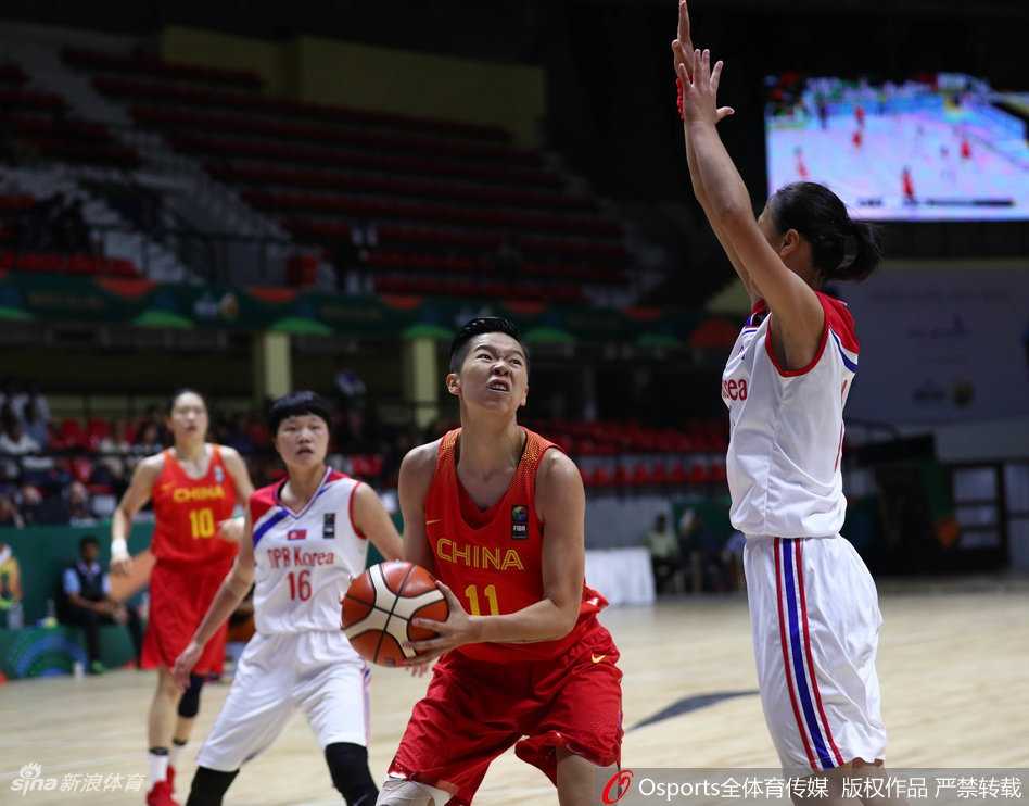 中国女篮亚洲杯前奏:黄金一代的锋芒初露 黄思静在对方严防死守下,于禁区之内高高跃起,以一种不可阻挡之势完成篮下终结。