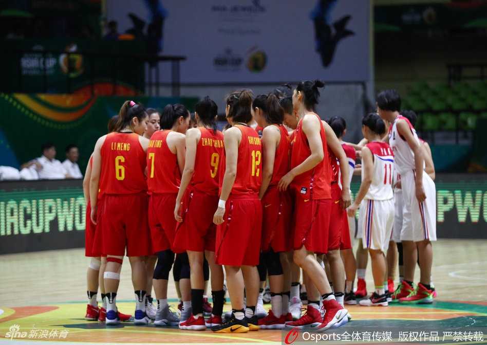 中国女篮亚洲杯前奏:黄金一代的锋芒初露 赵爽在反击中如一缕清风般掠过球场,她双手将球举在胸前,眼睛却望向远端跟进的队友,传球一触即发。