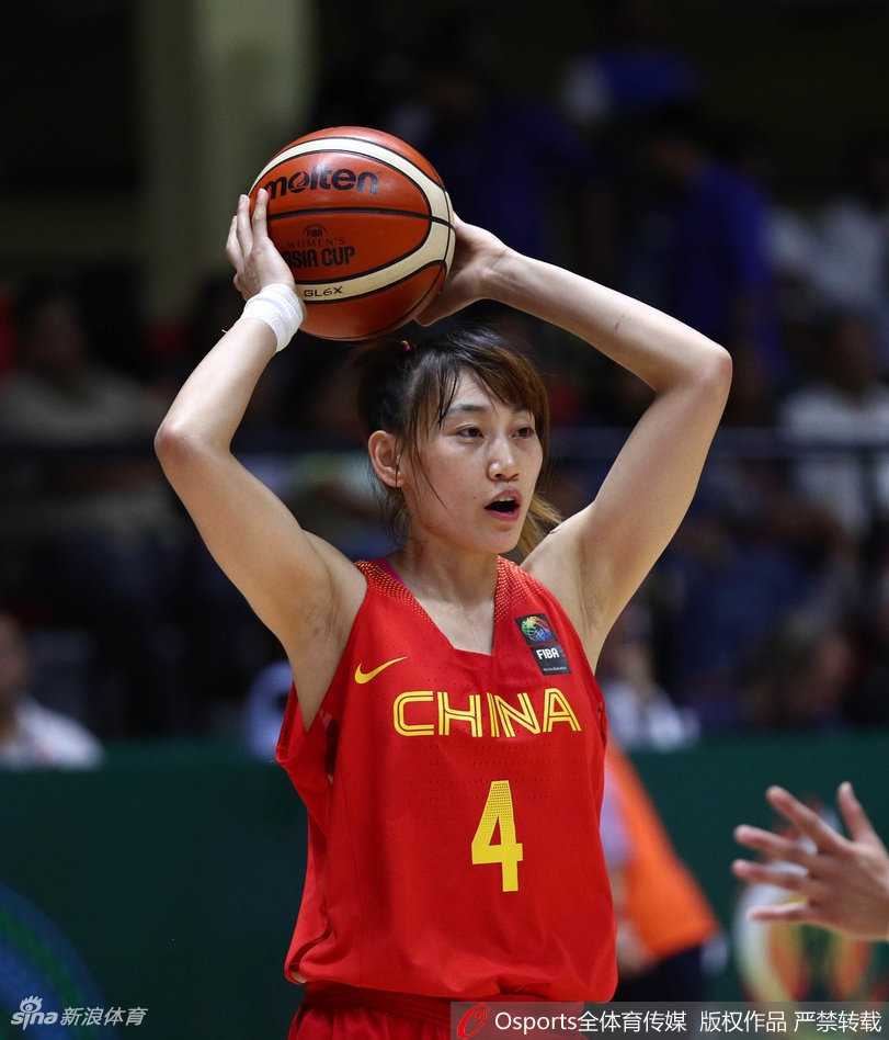 中国女篮亚洲杯前奏:黄金一代的锋芒初露 露雯在多人包夹之下强行起跳,皮球脱手而出的一瞬间,她的眼神中充满了对胜利的渴望。