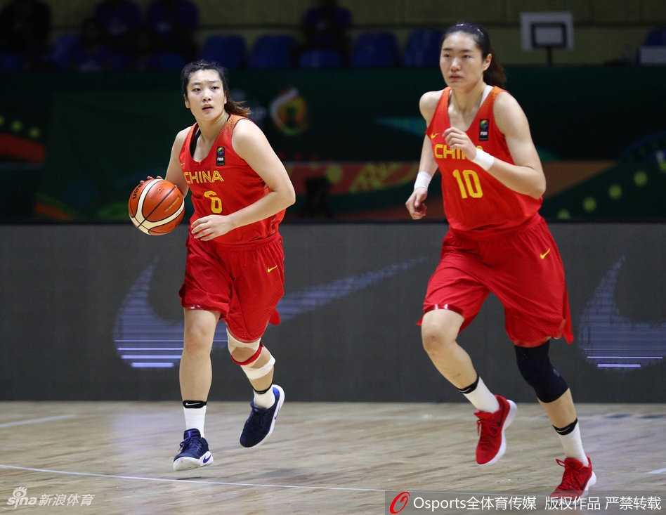 中国女篮亚洲杯前奏:黄金一代的锋芒初露 史秀峰目光如炬,一边运球一边用手势示意队友跑位,场上的五个人仿佛被她的眼神串联成一个整体。