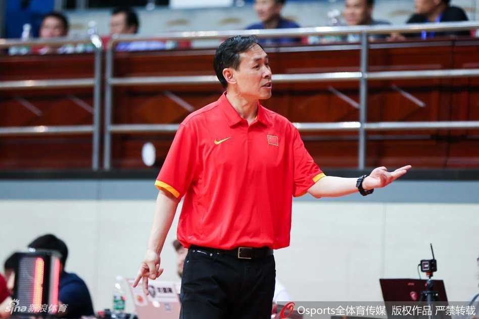 巅峰啦啦队的队员们身着亮黄色表演服，在场上跳起活力四射的舞蹈，她们整齐划一的动作和灿烂的笑容，让紧张激烈的赛场充满了青春的气息。