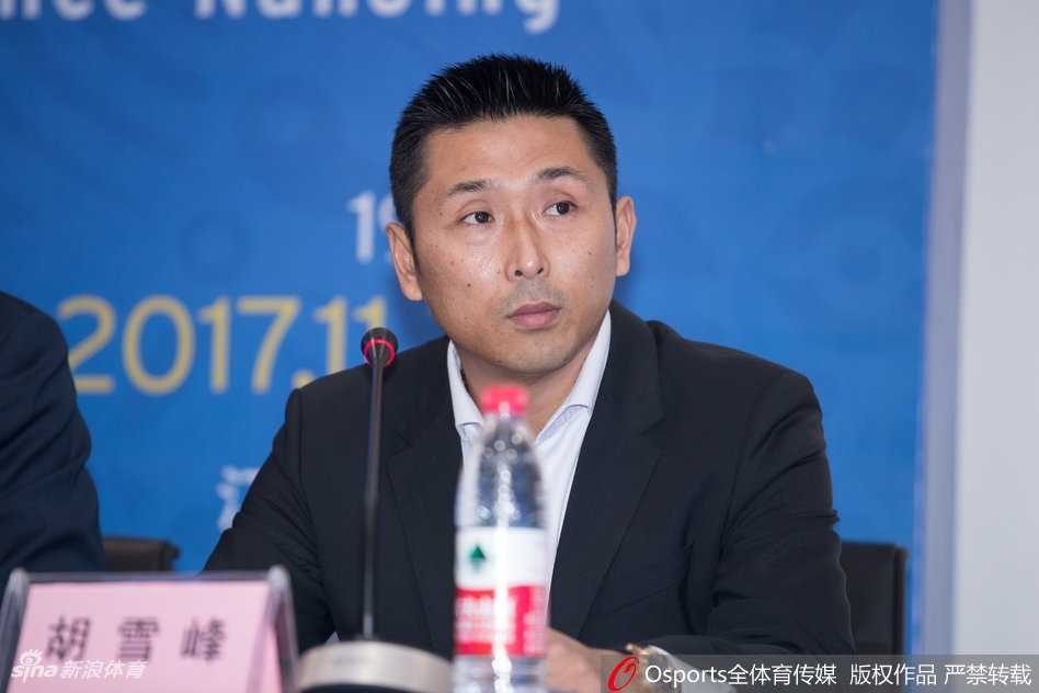 中国男篮开启新征程 姚明李楠胡雪峰齐聚南京誓师世预赛 中国篮协主席姚明在发布会上双手合十,目光深邃而坚定,举手投足间流露出运筹帷幄的自信与对比赛的高度关注。