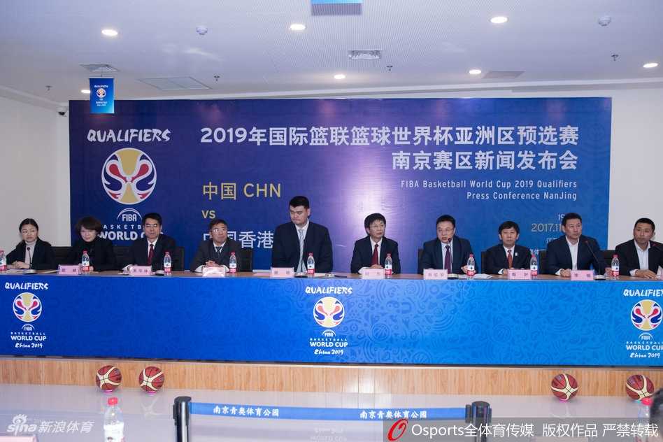 中国男篮开启新征程 姚明李楠胡雪峰齐聚南京誓师世预赛 中国男篮红队主帅李楠在发布会上神情专注地聆听提问,身穿的国家队外套上绣着的五星红旗格外醒目,仿佛在无声地诉说着肩上的重担。