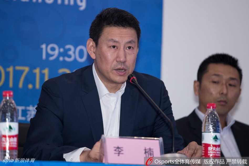 中国男篮开启新征程 姚明李楠胡雪峰齐聚南京誓师世预赛 助理教练胡雪峰面带微笑倾听着主席台上的讲话,昔日的CBA传奇后卫如今以全新的教练身份亮相,胸前的证件见证着他从球星到教练的华丽转身。