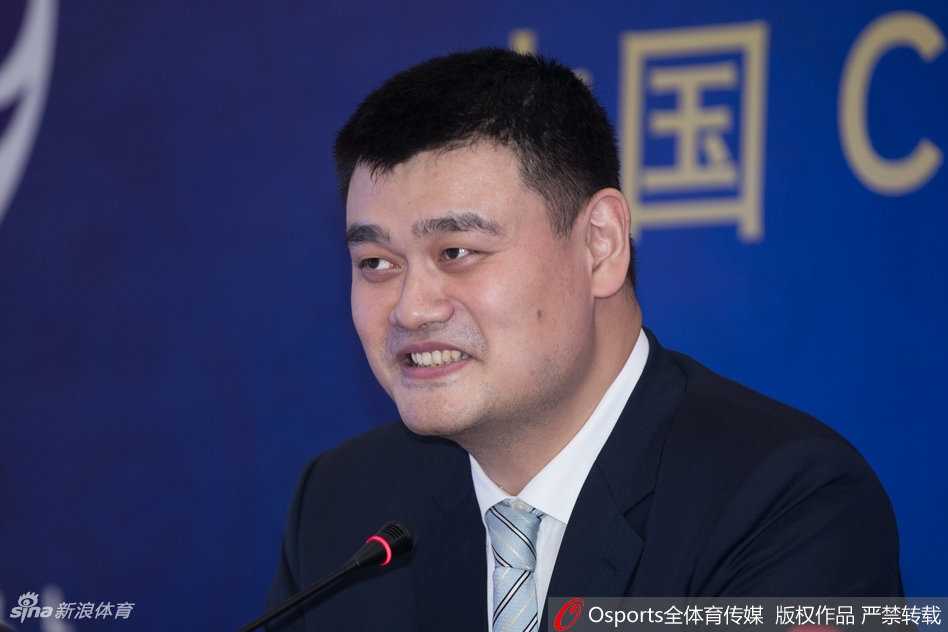 中国男篮开启新征程 姚明李楠胡雪峰齐聚南京誓师世预赛 巨大的场馆背景板前,姚明、李楠、胡雪峰三人并肩而立,背景板上的世界杯预选赛标志熠熠生辉,象征着中国篮球新时代的三驾马车已正式启程。