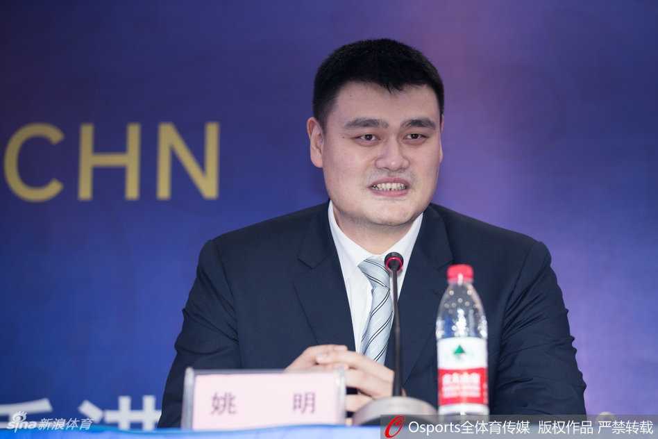 中国男篮开启新征程 姚明李楠胡雪峰齐聚南京誓师世预赛 发布会现场媒体记者云集,无数闪光灯对准台上的三位中国篮球关键人物,这场面仿佛将人们提前带入了世界杯预选赛的紧张备战节奏中。