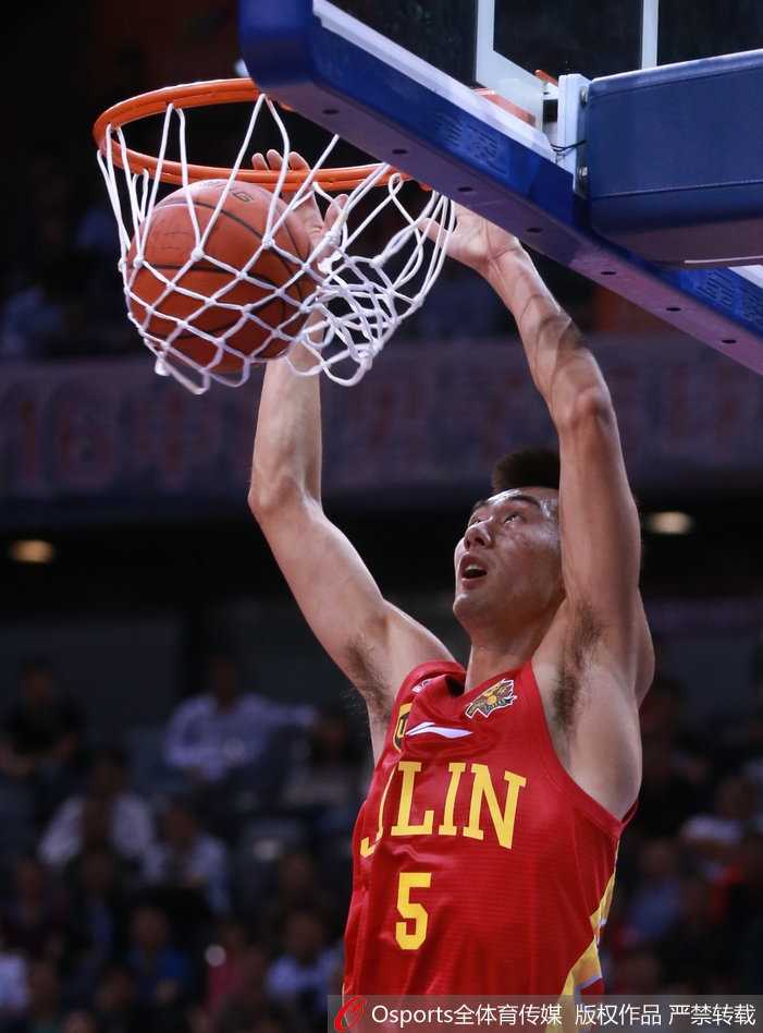 中国男篮开启红蓝争辉新纪元,易建联郭艾伦领衔双国家队集训 周琦在红队训练中伸出长臂封盖对手,他那标志性的防守覆盖面让国际对手也感到窒息