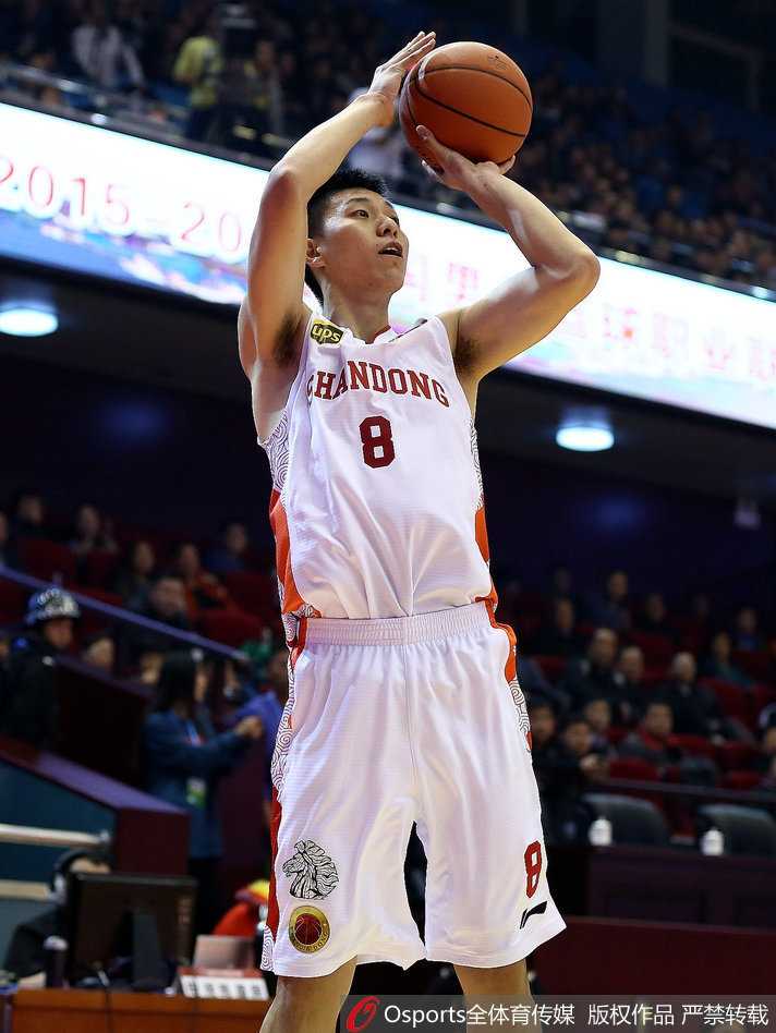 中国男篮开启红蓝争辉新纪元,易建联郭艾伦领衔双国家队集训 红队主教练李楠在场边神情专注地指挥比赛,他手下的青年军正蓄势待发