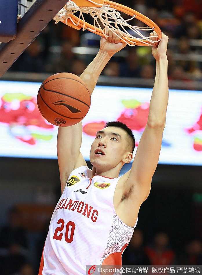 中国男篮开启红蓝争辉新纪元,易建联郭艾伦领衔双国家队集训 山东大汉陶汉林与贾诚在内线肌肉相搏,展现了中国男篮双国家队选拔赛上激烈的竞争氛围