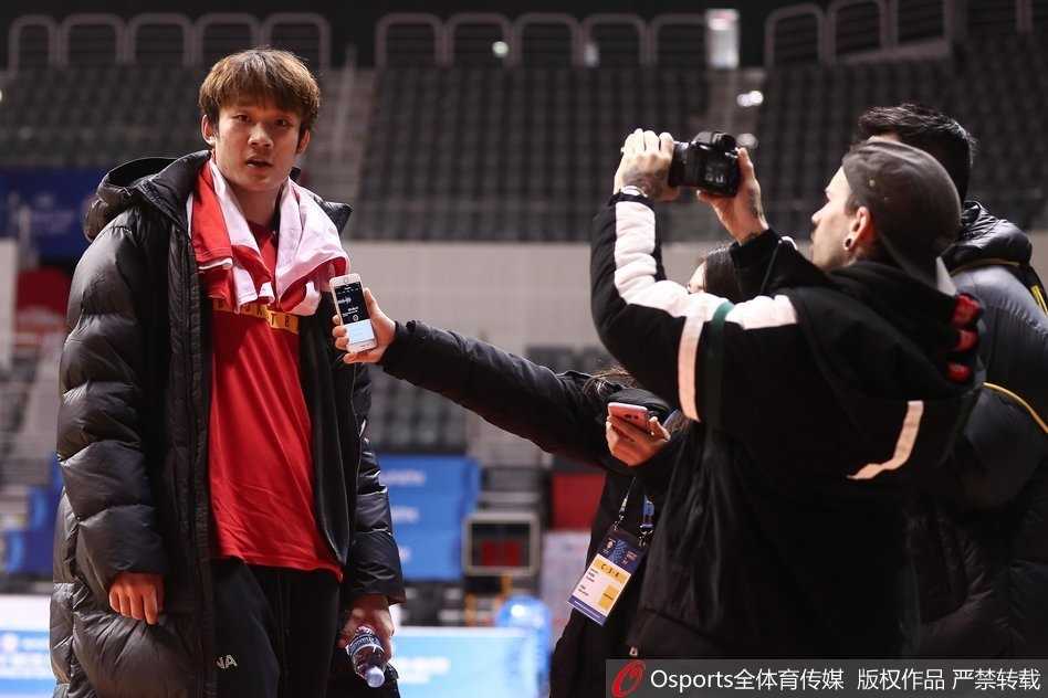 中国男篮红队赛前练兵 丁彦雨航细腻勾手技艺惊艳全场 丁彦雨航在多人包夹的模拟防守下依然完成勾手投篮,展现出强大的核心力量和出色的身体控制能力。